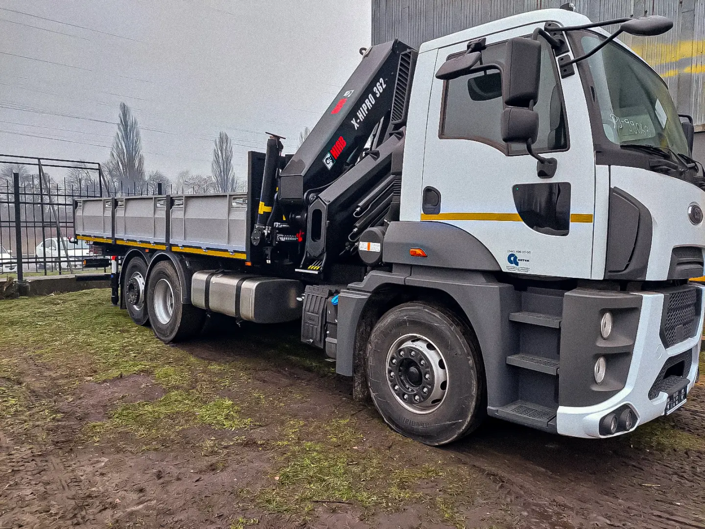 Вантажний Ford з маніпулятором HIAB Грузовой Ford с манипулятором HIAB