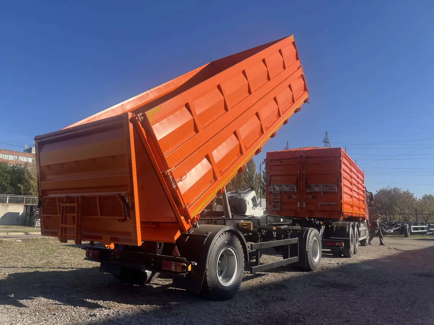 причіп зерновоз самоскидний прицеп зерновоз самосвальный