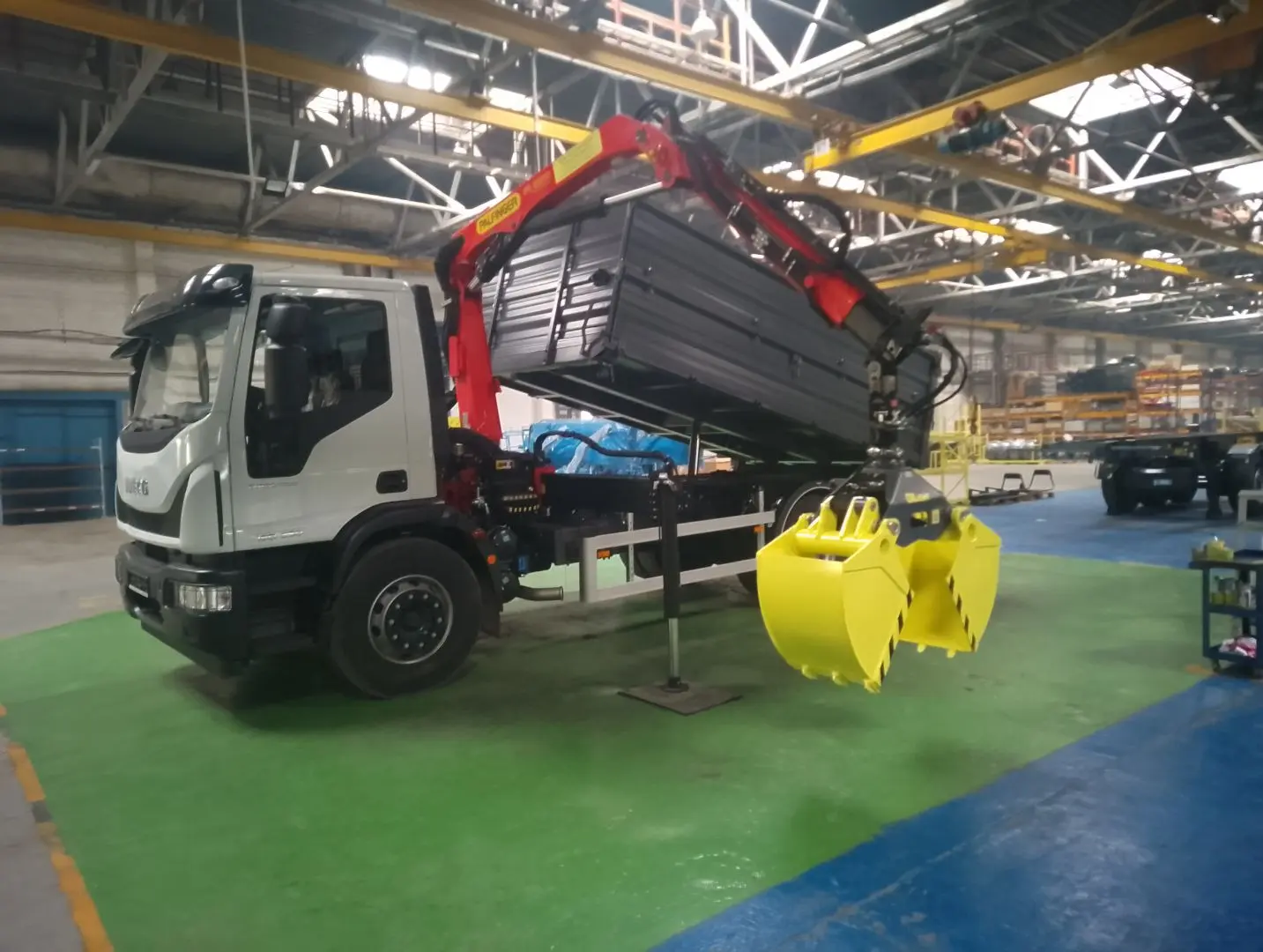 IVECO Eurocargo ML180E25 з краном-маніпулятором IVECO Eurocargo ML180E25 с краном-манипулятором